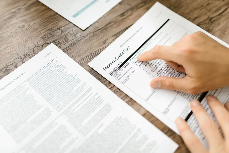 Illustration réaliste d'un dirigeant relisant des conditions de paiement et un calendrier de relances